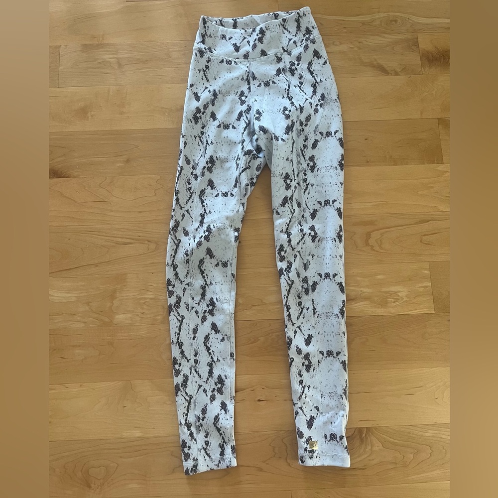NWOT Aurum White and Gray Snake Print Leggings (women’s size XXS)